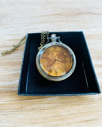 Klassische Quarztaschenuhr mit Weltkarte – Vintage-Stil Anhänger mit Kette für Sie und Ihn, Gravur