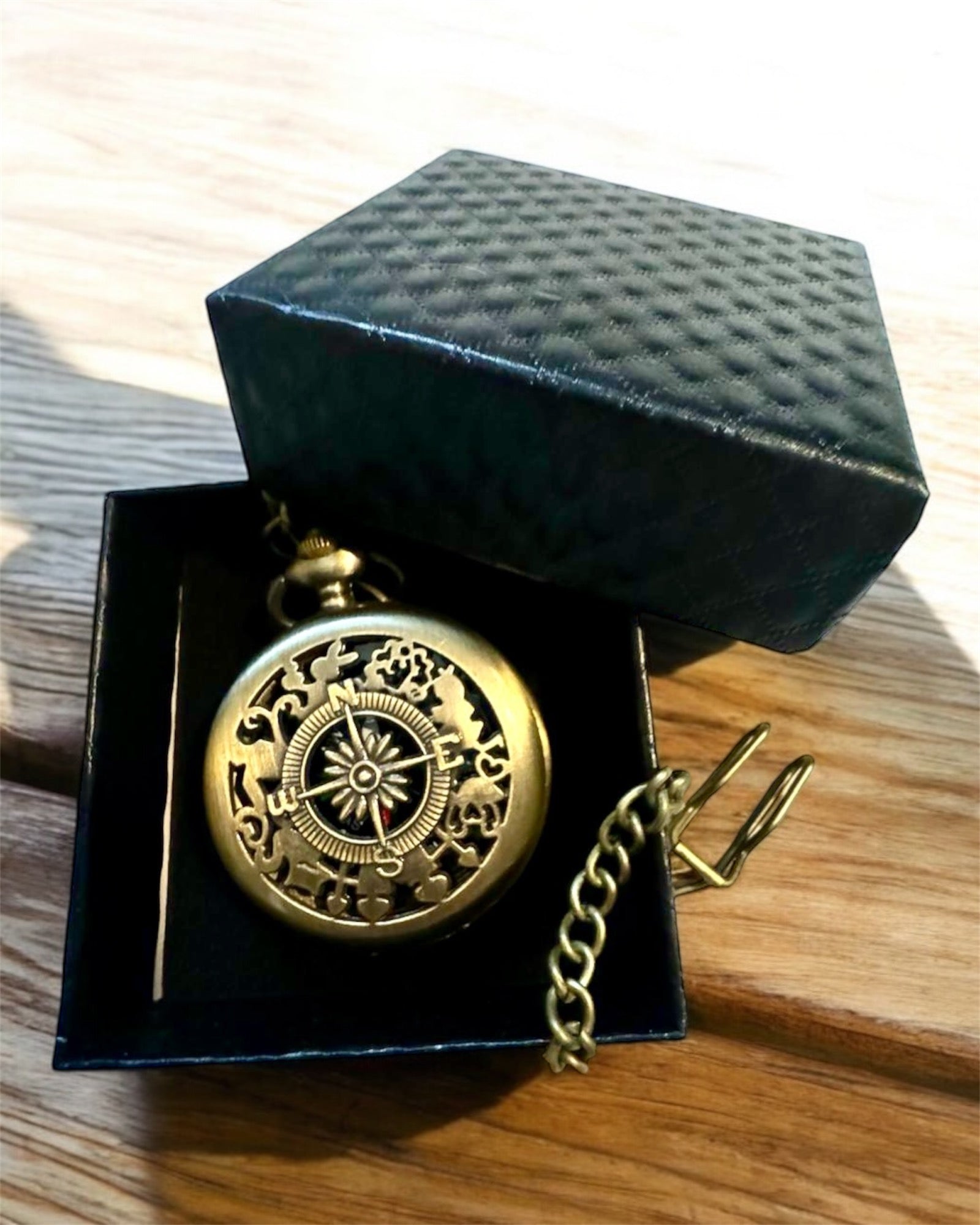 Antiker bronzegoldener Taschenuhrkompass mit filigranem Muster – Perfekt für Entdecker und Retro-Liebhaber. Personalisierung mit Gravur