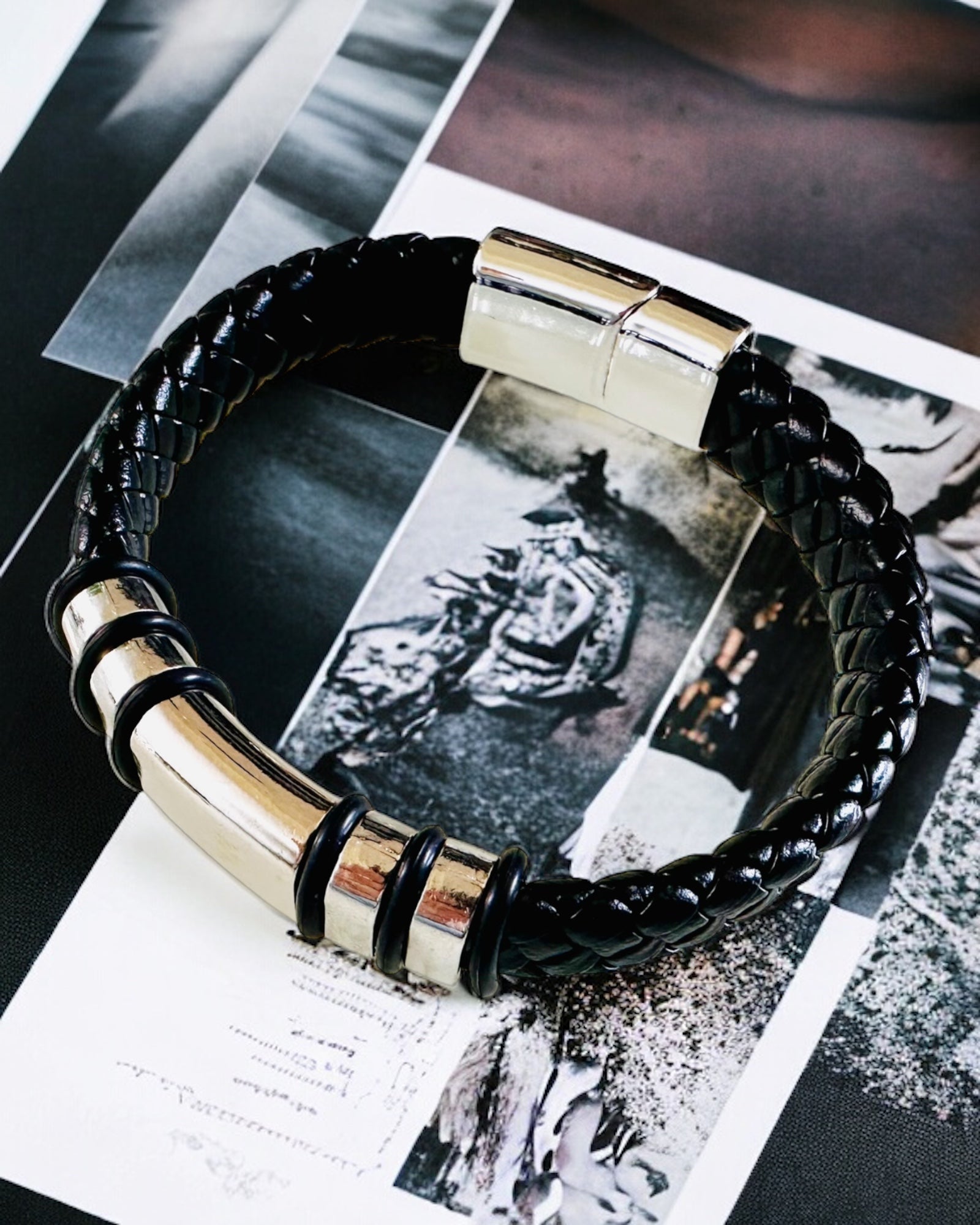 Modisches Hip-Hop-Armband für Männer mit Gravur nach Maß und magnetischem Verschluss – Wählen Sie einen Stil mit silbernen oder goldenen Akzenten, 22 cm PU-Leder