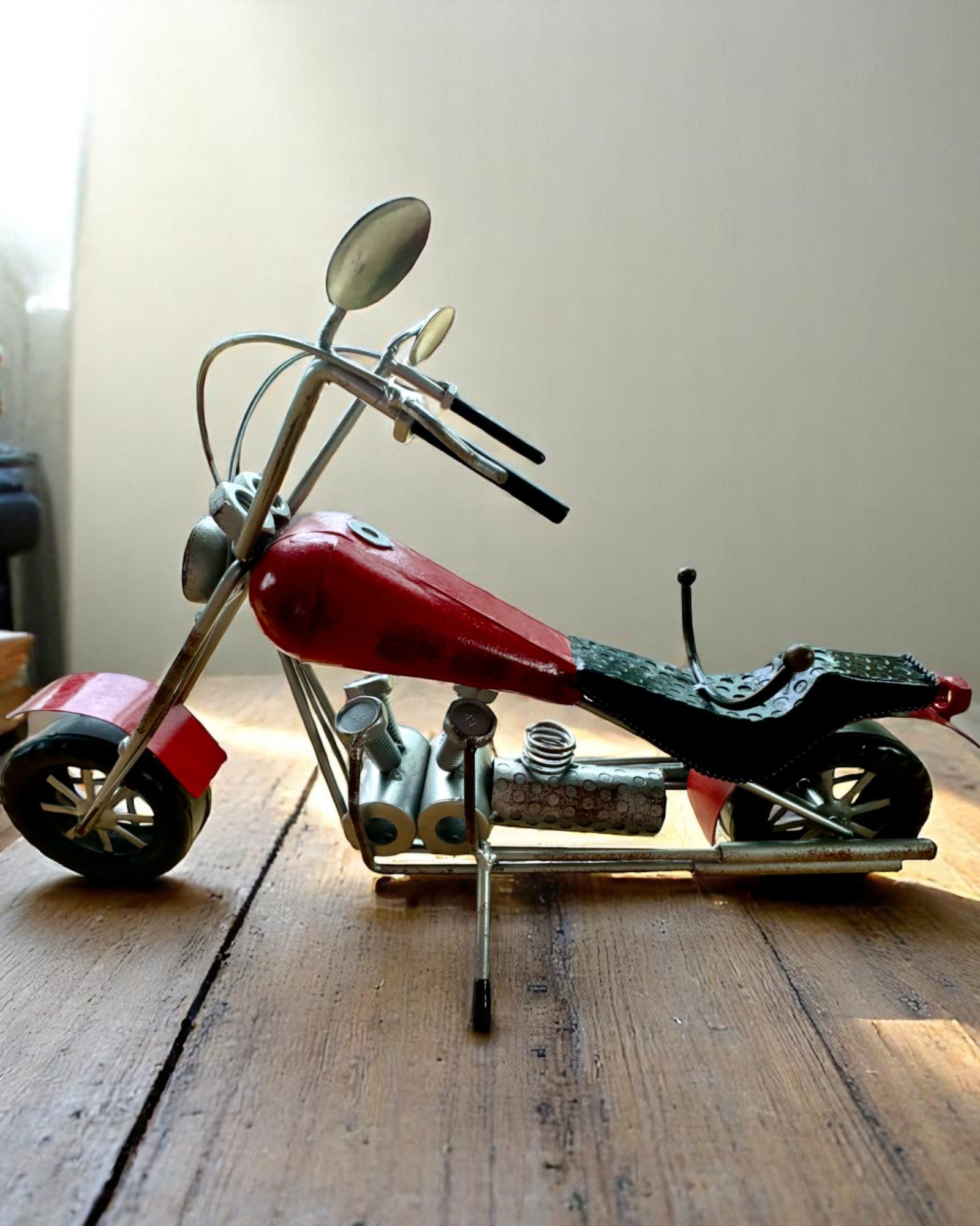 Metall-Weinhalter 40 cm lang, in Form eines Motorrads mit Gravurmöglichkeit als Geschenk