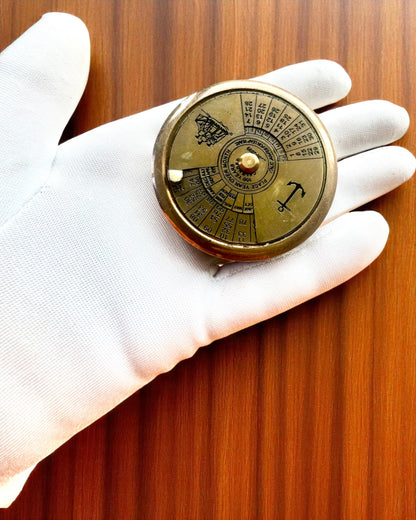 Mini-Kapitänskalender „Navigator“ – Messingdekoration mit dem Geist der Seefahrt, Gravuroption als Geschenk, 5 cm Durchmesser