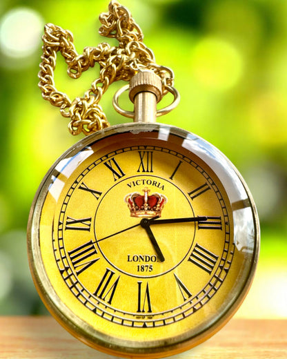 Taschenuhr „Victoria Crown“ – Messing, handgefertigt in Indien, 5 cm Breite, japanisches Uhrwerk, Möglichkeit zur Personalisierung mit Gravur als Geschenk