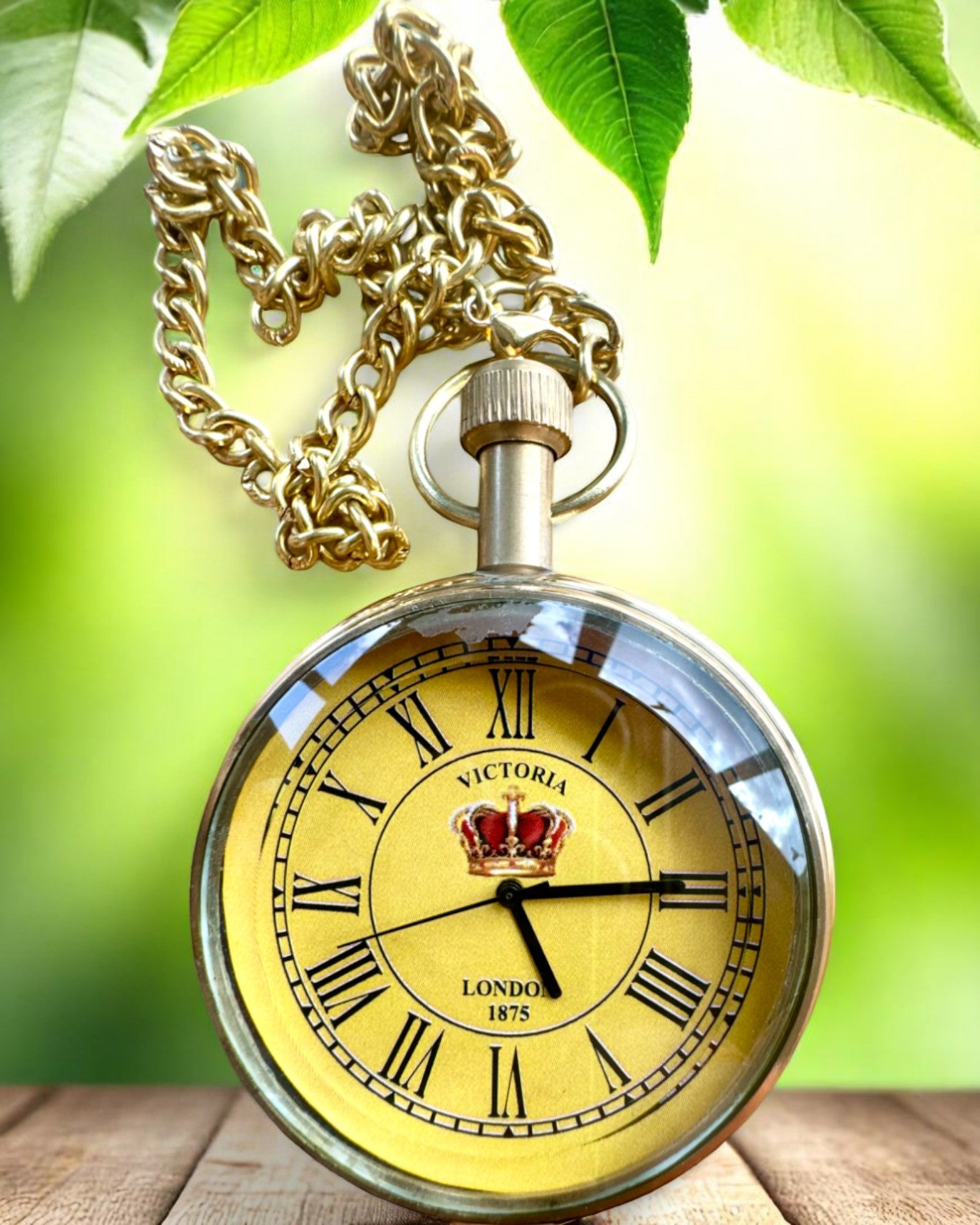 Taschenuhr „Victoria Crown“ – Messing, handgefertigt in Indien, 5 cm Breite, japanisches Uhrwerk, Möglichkeit zur Personalisierung mit Gravur als Geschenk