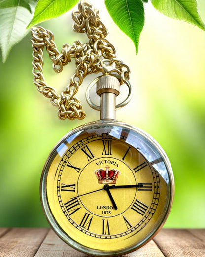 Taschenuhr „Victoria Crown“ – Messing, handgefertigt in Indien, 5 cm Breite, japanisches Uhrwerk, Möglichkeit zur Personalisierung mit Gravur als Geschenk