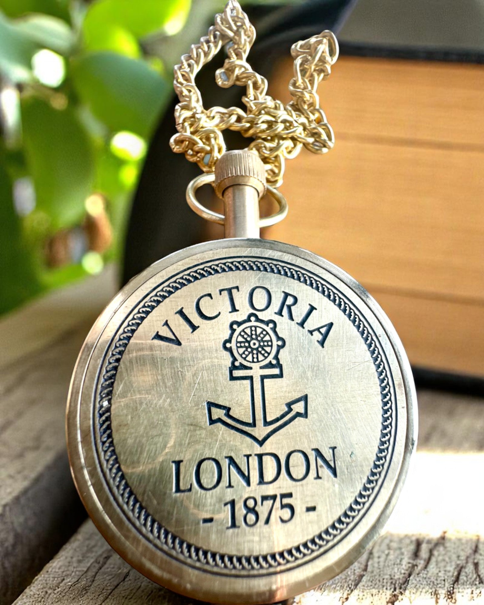 Taschenuhr „Victoria Crown“ – Messing, handgefertigt in Indien, 5 cm Breite, japanisches Uhrwerk, Möglichkeit zur Personalisierung mit Gravur als Geschenk