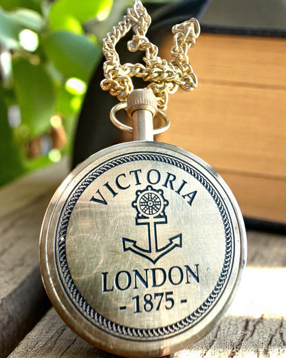 Taschenuhr „Victoria Crown“ – Messing, handgefertigt in Indien, 5 cm Breite, japanisches Uhrwerk, Möglichkeit zur Personalisierung mit Gravur als Geschenk