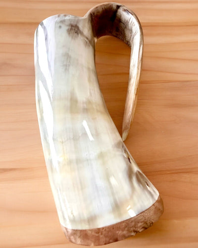 Gehämmerter Krug 'Majstersztyk' mit Personalisierung durch Gravur - 5 Farbvarianten