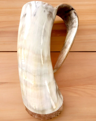 Gehämmerter Krug 'Majstersztyk' mit Personalisierung durch Gravur - 5 Farbvarianten