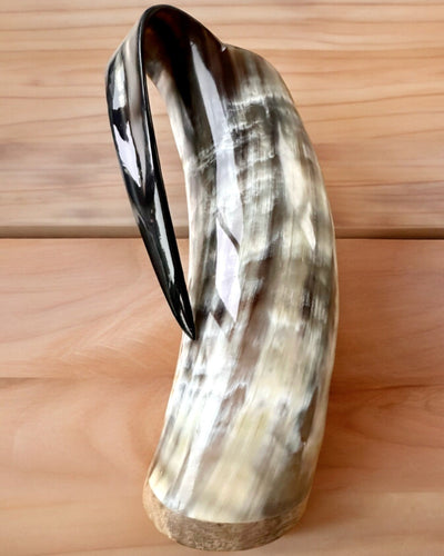 Gehämmerter Krug 'Majstersztyk' mit Personalisierung durch Gravur - 5 Farbvarianten