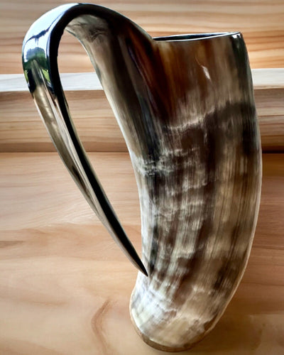 Gehämmerter Krug 'Majstersztyk' mit Personalisierung durch Gravur - 5 Farbvarianten