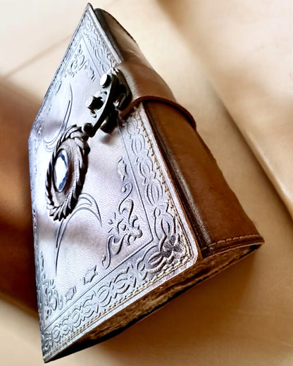Premium Tagebuch, Antikes Muster, Leder-Notizbuch "Magische Chronik" 200 Seiten, 2 Varianten zur Auswahl, Personalisierung mit Gravur