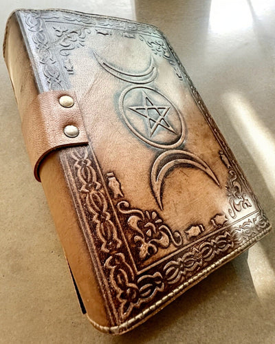 Premium Tagebuch, Antikes Muster, Leder-Notizbuch "Magische Chronik" 200 Seiten, 2 Varianten zur Auswahl, Personalisierung mit Gravur