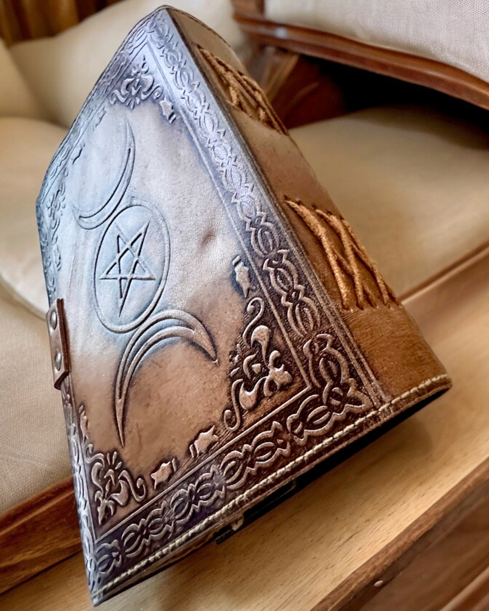 Premium Tagebuch, Antikes Muster, Leder-Notizbuch "Magische Chronik" 200 Seiten, 2 Varianten zur Auswahl, Personalisierung mit Gravur