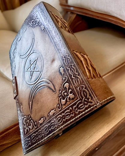 Premium Tagebuch, Antikes Muster, Leder-Notizbuch "Magische Chronik" 200 Seiten, 2 Varianten zur Auswahl, Personalisierung mit Gravur