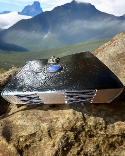 Premium Tagebuch, Antikes Muster, Leder-Notizbuch "Magische Chronik" 200 Seiten, 2 Varianten zur Auswahl, Personalisierung mit Gravur