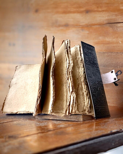 Premium Tagebuch, Antikes Muster, Leder-Notizbuch "Magische Chronik" 200 Seiten, 2 Varianten zur Auswahl, Personalisierung mit Gravur