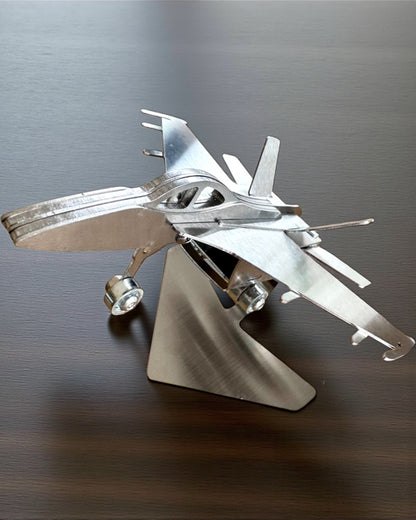 Metallmodell des Jagdflugzeugs „SkyRaptor“ – rostfreier Stahl, personalisierte Gravur als Geschenk