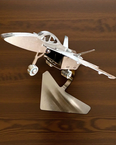 Metallmodell des Jagdflugzeugs „SkyRaptor“ – rostfreier Stahl, personalisierte Gravur als Geschenk