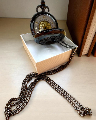 Schwarze Taschenuhr „Mitternacht Eleganz”, Personalisierung als Geschenk mit Gravur