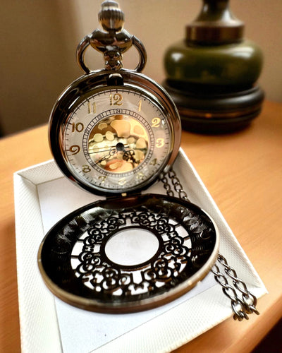 Schwarze Taschenuhr „Mitternacht Eleganz”, Personalisierung als Geschenk mit Gravur