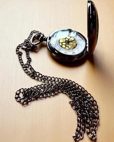 Schwarze Taschenuhr „Mitternacht Eleganz”, Personalisierung als Geschenk mit Gravur