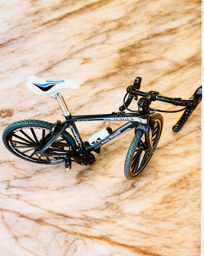Miniaturmodell Metallfahrrad Roter "SpeedMaster" mit Gravur personalisiert als Geschenk, 2 Farbvarianten