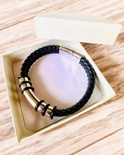 Modisches Hip-Hop-Armband für Männer mit Gravur nach Maß und magnetischem Verschluss – Wählen Sie einen Stil mit silbernen oder goldenen Akzenten, 22 cm PU-Leder