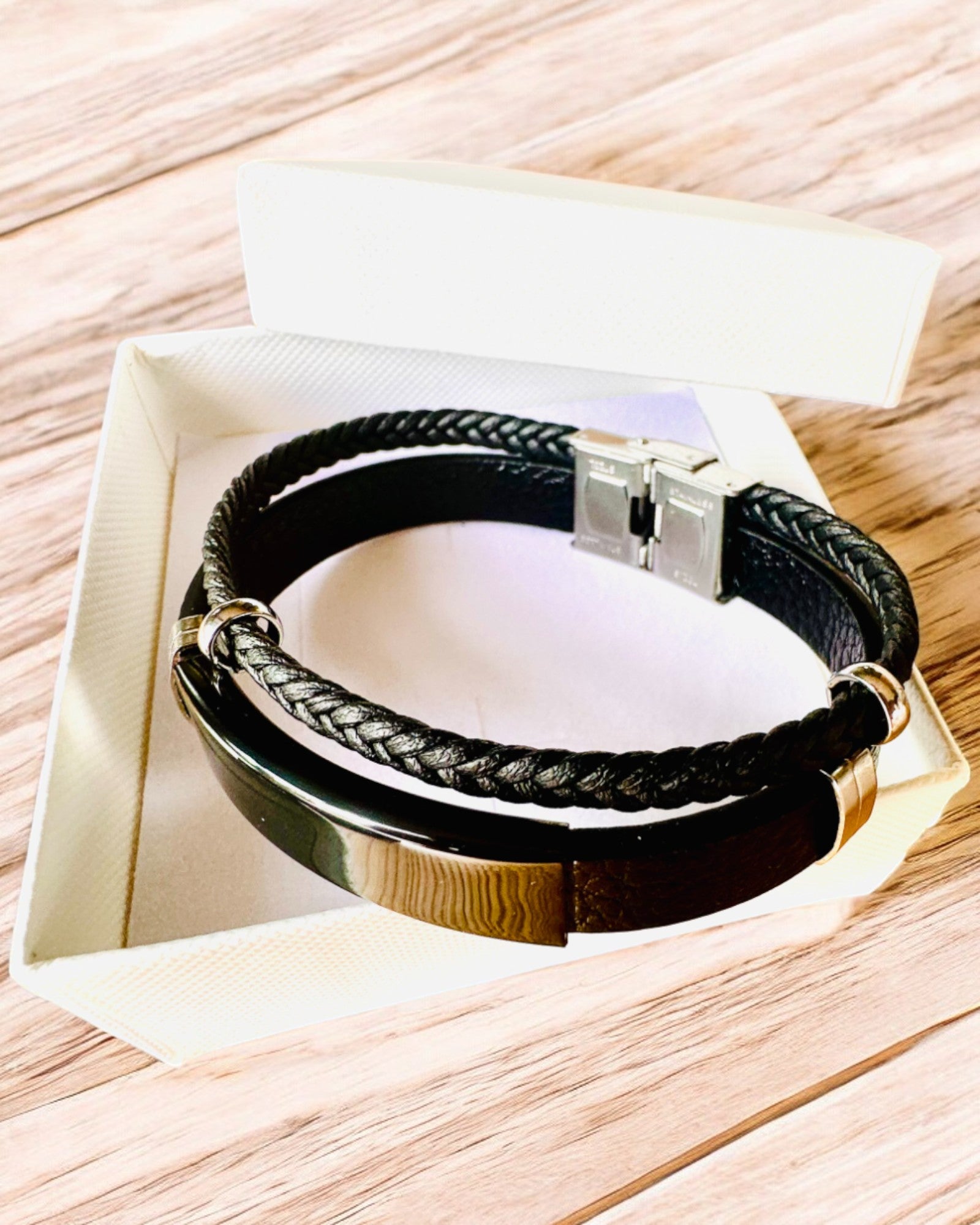 Herrenarmband aus PU-Leder und Edelstahl mit Gravurmöglichkeit – Erhältlich in Zwei Farbvarianten