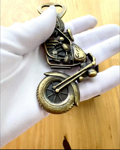 Flaschenöffner in Form eines Motorrads - Personalisierung mit Gravur als Geschenk