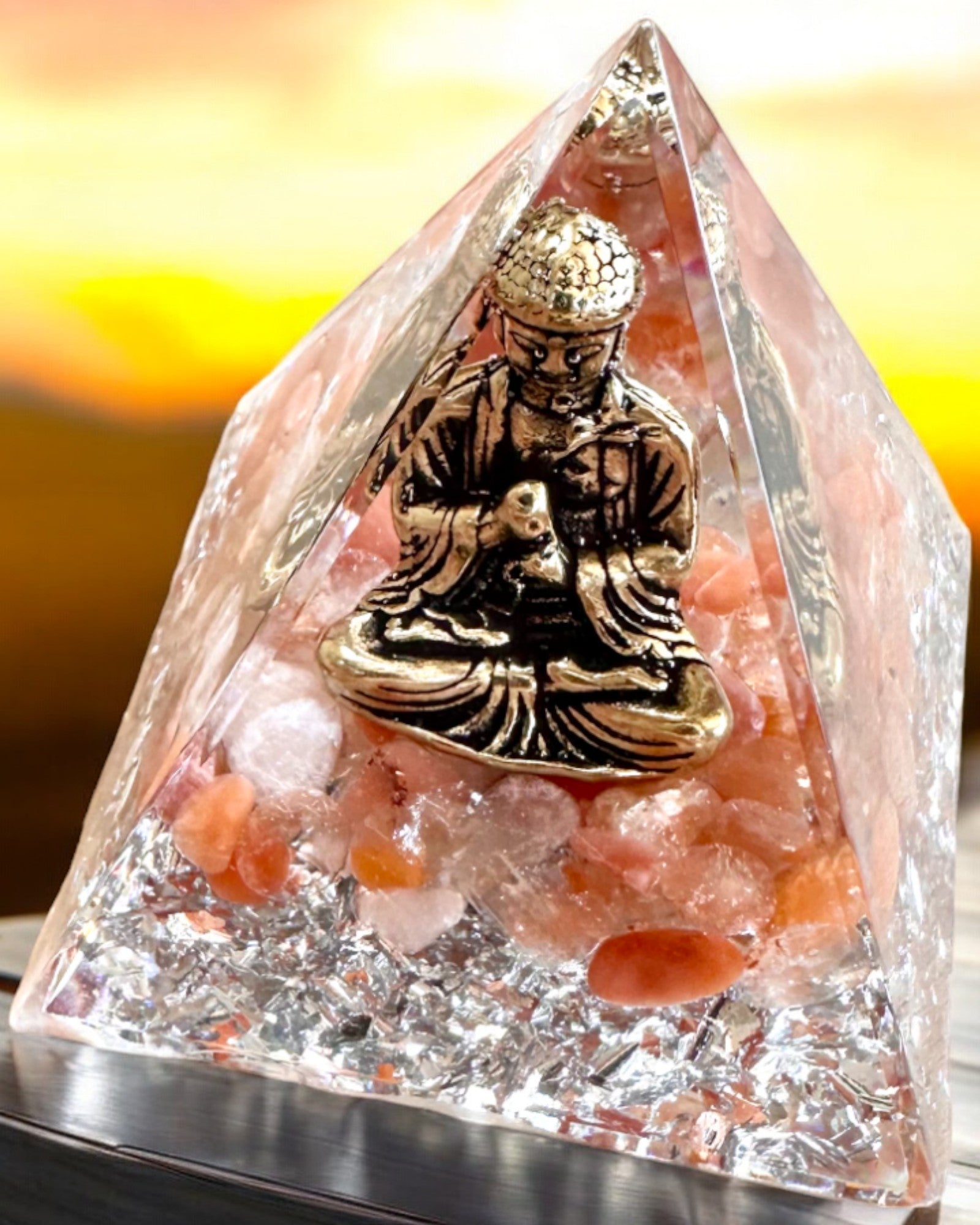 Pyramide "Meditation der Ruhe" mit Edelsteinen