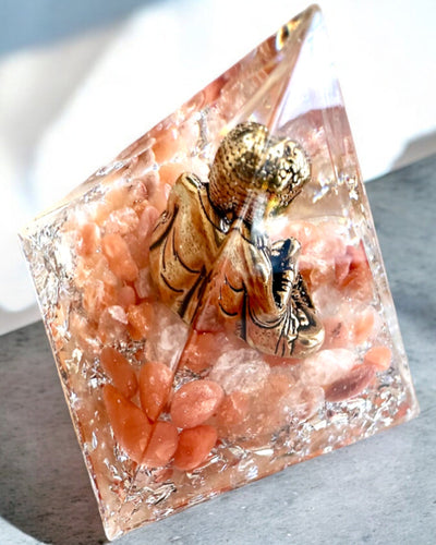 Pyramide "Meditation der Ruhe" mit Edelsteinen