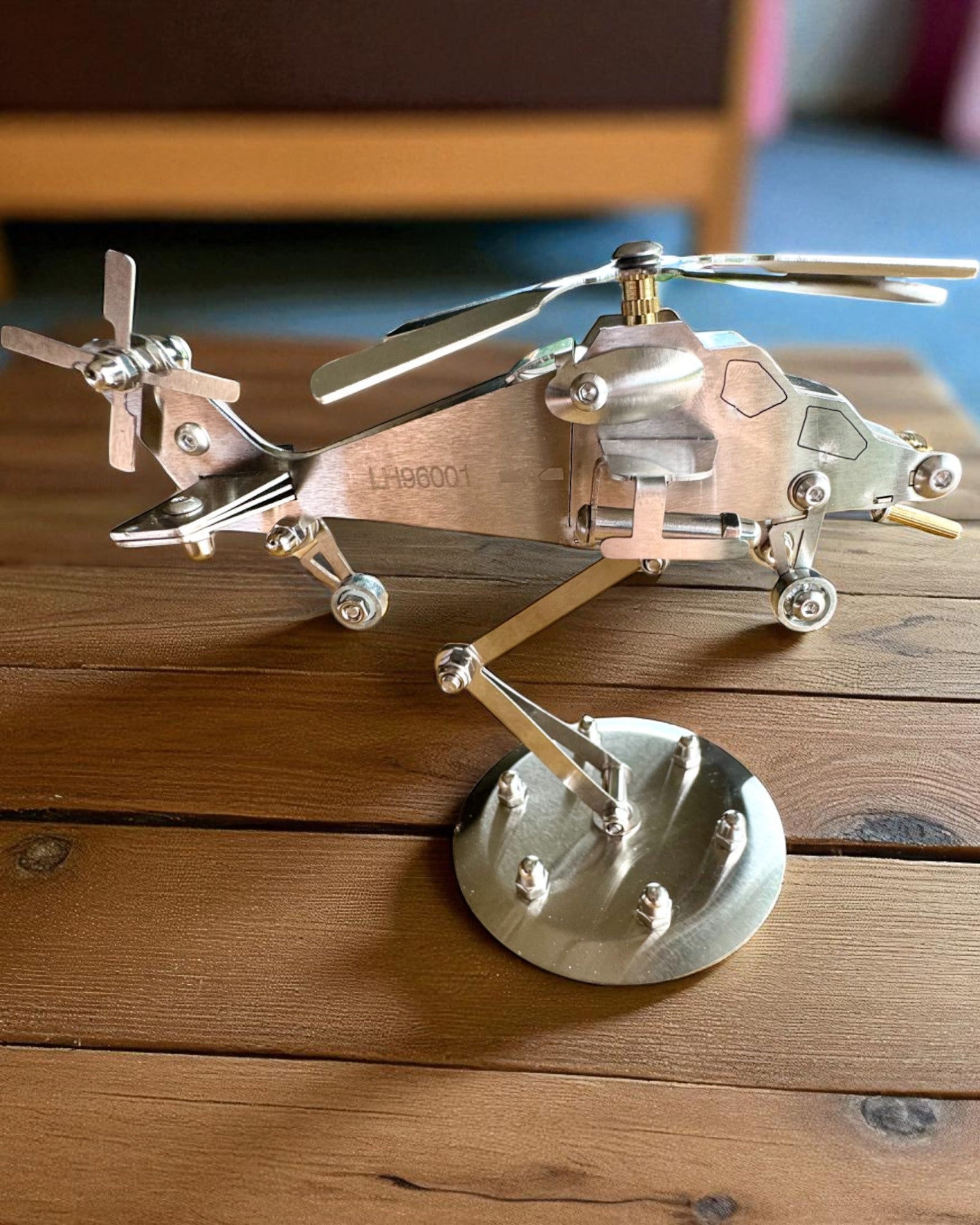 Metallmodell Hubschrauber „SkyRider“ – Verstellbarer Tischständer mit personalisierter Gravur als Geschenk