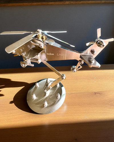 Metallmodell Hubschrauber „SkyRider“ – Verstellbarer Tischständer mit personalisierter Gravur als Geschenk