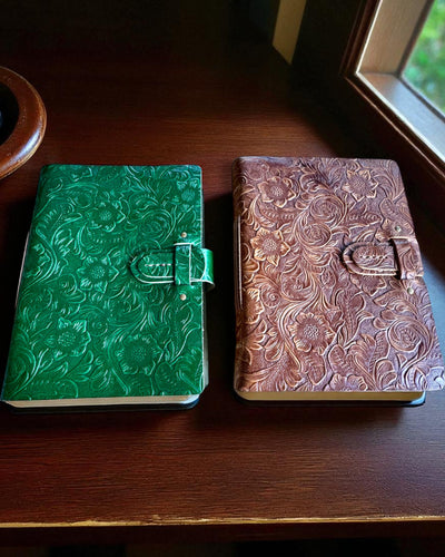 Leder Notizbuch Vintage „Floralis” – handgeprägt, 400 Seiten, Möglichkeit zur Gravur, 2 Varianten