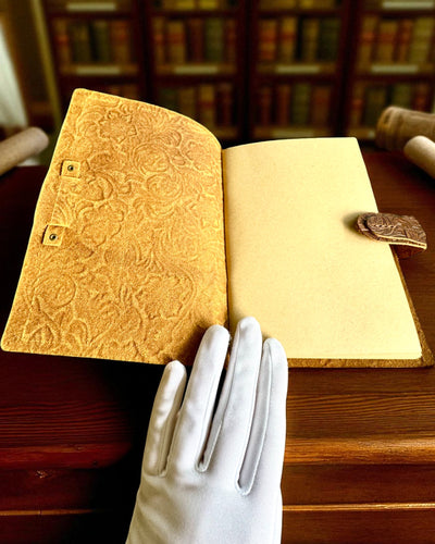 Leder Notizbuch Vintage „Floralis” – handgeprägt, 400 Seiten, Möglichkeit zur Gravur, 2 Varianten