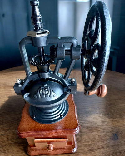 Retro Kaffeemühle „Vintage Café“ 27 cm Höhe, mit der Möglichkeit der Personalisierung durch Gravur als Geschenk