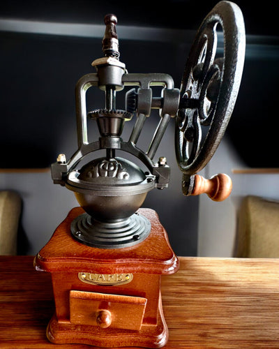 Retro Kaffeemühle „Vintage Café“ 27 cm Höhe, mit der Möglichkeit der Personalisierung durch Gravur als Geschenk