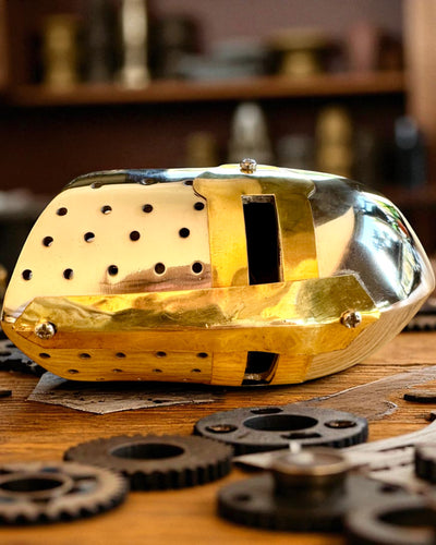 Mini-Ritterhelm „Guardian” aus Messing – handgefertigt, 12 cm, personalisierbar mit Gravur als Geschenk