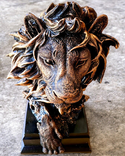 Königlicher Löwe - Majestätische Dekorationsfigur mit Gravurmöglichkeit, 2 Farbvarianten zur Auswahl, als Geschenk