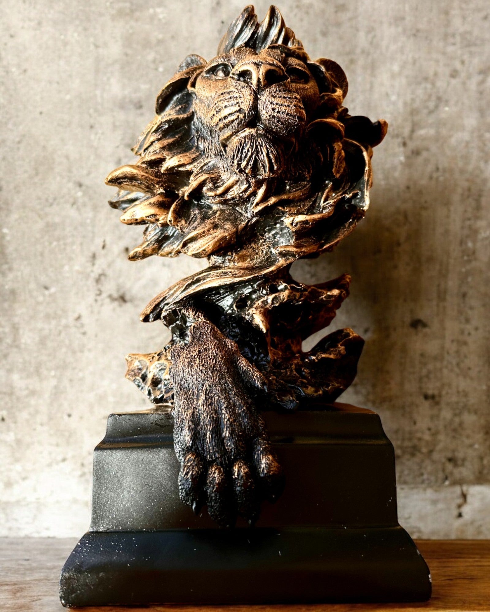 Königlicher Löwe - Majestätische Dekorationsfigur mit Gravurmöglichkeit, 2 Farbvarianten zur Auswahl, als Geschenk