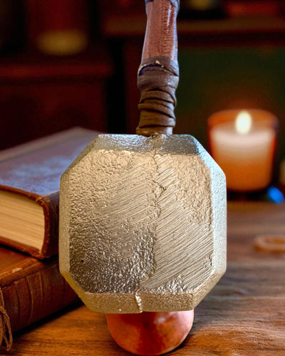 Storm Relic – dekorativer Hammer mit Sockel, 26 cm, handgefertigt, Möglichkeit zur Personalisierung mit Gravur als Geschenk