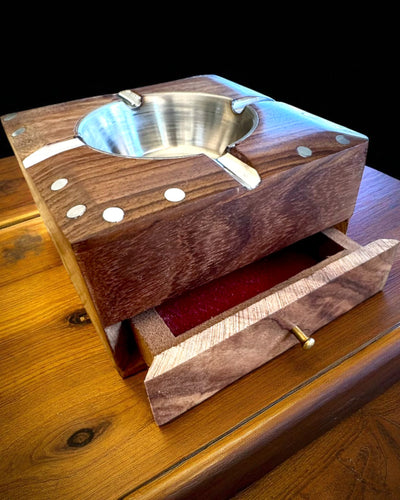 Rhino – Handgefertigter Aschenbecher aus Shishamholz und Messing, 11 cm Breite, personalisierbar mit Gravur