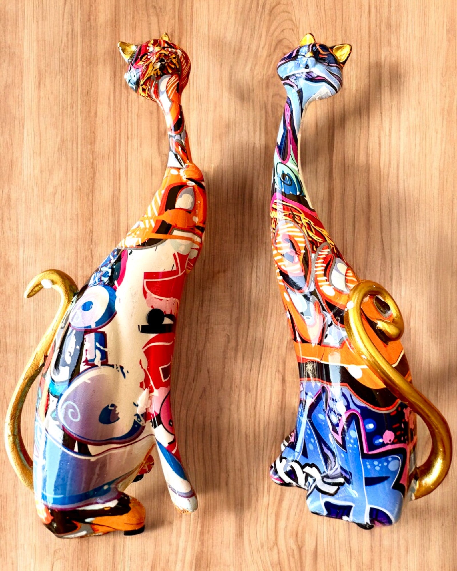 Abstrakte Katzenfiguren "ArtCats", handbemalt, Harz – 25 cm, 2 Stk.