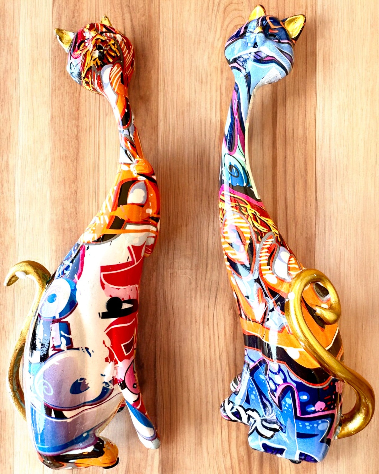 Abstrakte Katzenfiguren "ArtCats", handbemalt, Harz – 25 cm, 2 Stk.