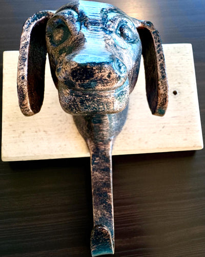 Messinghaken Hund Freund, handgefertigt, Möglichkeit der Personalisierung mit Gravur auf Holz