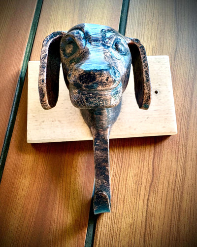 Messinghaken Hund Freund, handgefertigt, Möglichkeit der Personalisierung mit Gravur auf Holz