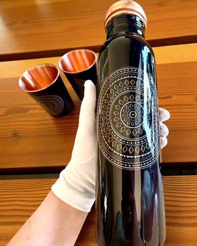 Kupfer-Set Mandala – Flasche 1L + 2 Becher im Etui, Möglichkeit der Personalisierung mit Gravur als Geschenk