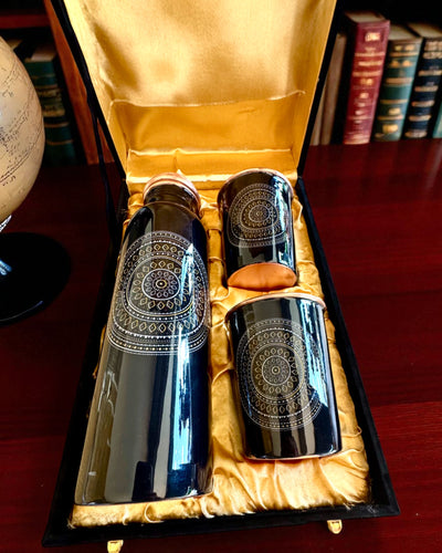 Kupfer-Set Mandala – Flasche 1L + 2 Becher im Etui, Möglichkeit der Personalisierung mit Gravur als Geschenk