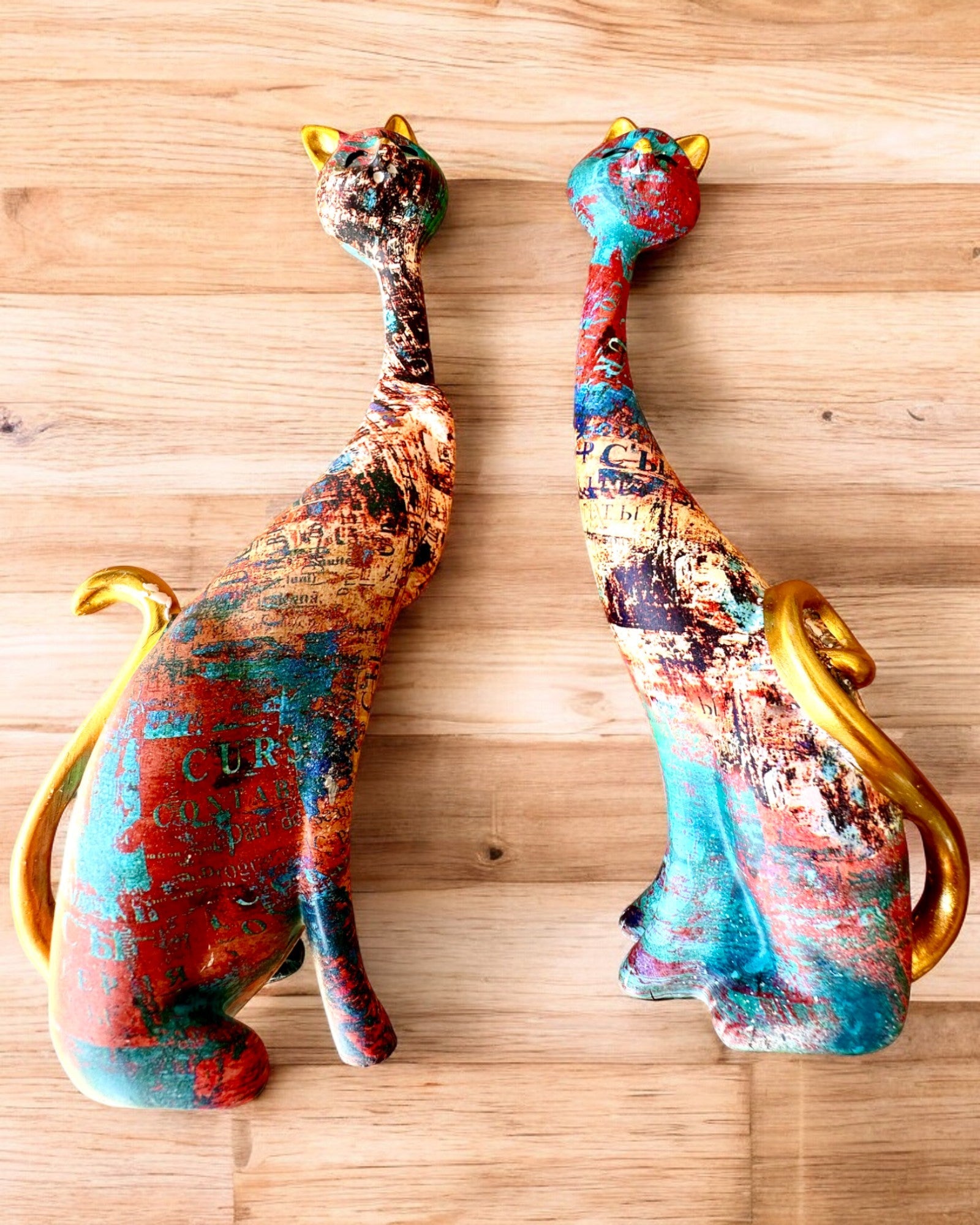 Abstrakte Katzenfiguren "ArtCats", handbemalt, Harz – 25 cm, 2 Stk.