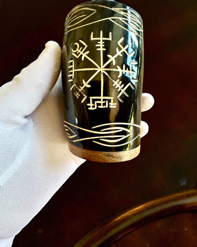 Valknut Handgefertigte kleine Tasse aus Büffelhorn mit nordischen Symbolen, Möglichkeit zur Personalisierung als Geschenk mit Gravur